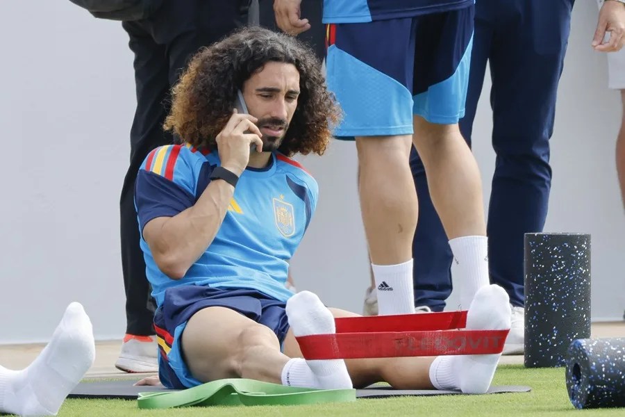Marc Cucurella de España habla por teléfono en un entrenamiento en Atlanta (Estados Unidos)