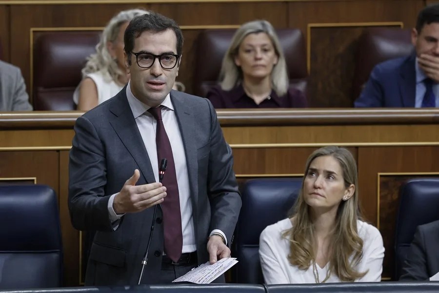 El vicepresidente primero y ministro de Economía, Comercio y Empresa, Carlos Cuerpo (i)