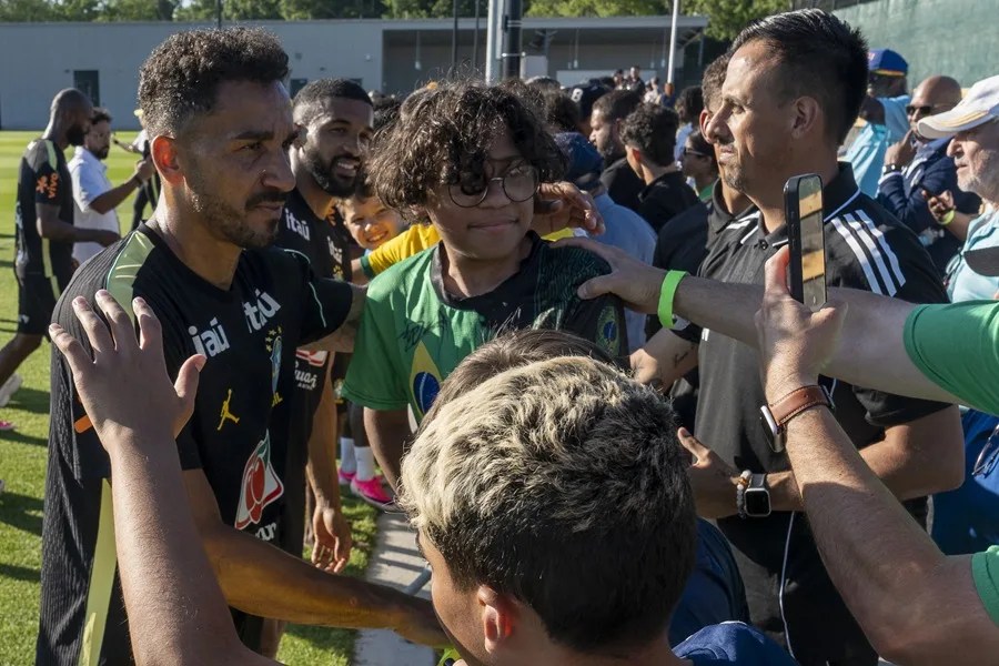 Danilo da Silva de la selección de Brasil da autógrafos en un entrenamiento este miércoles, en Columbia Park, Nueva Jersey (Estados Unidos).