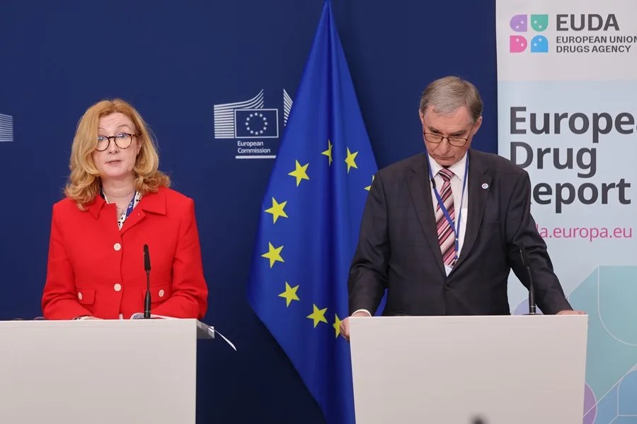 El presidente del Consejo de Administración de la Agencia Europea de Drogas (EUDA), Franz Pietsch (derecha), y la directora ejecutiva de la EUDA, Lorraine Nolan (izquierda),