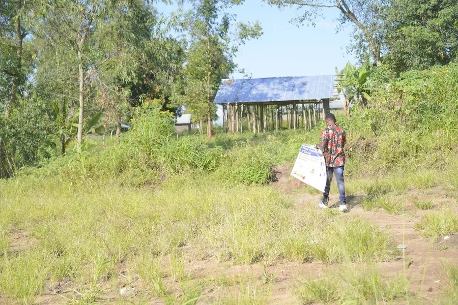 Una voluntaria llega a Rwanpara, Ituri, República Democrática del Congo, para participar en una campaña de prevención contra el ébola