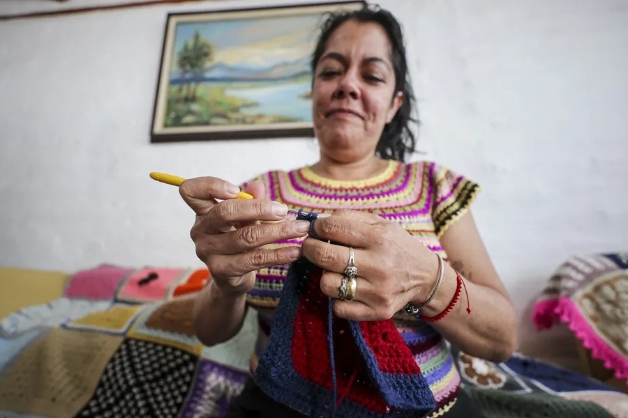 La red de tejedoras que convierte el dolor en esperanza en Ecuador y trasciende fronteras