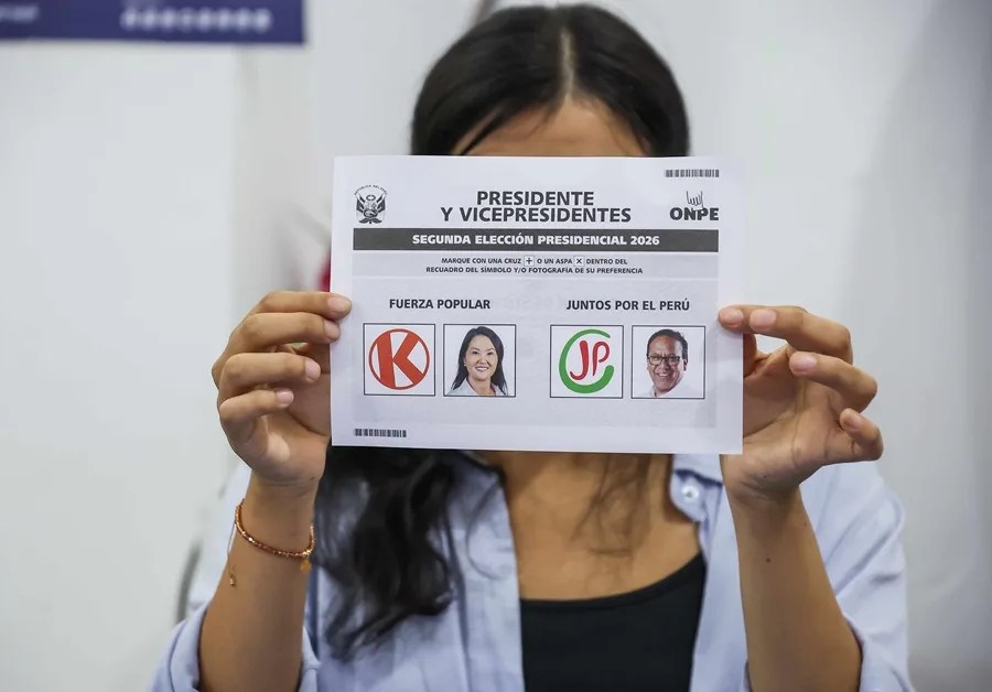Una mujer muestra una papeleta electoral en un centro de votación en Lima, Perú, este domingo.