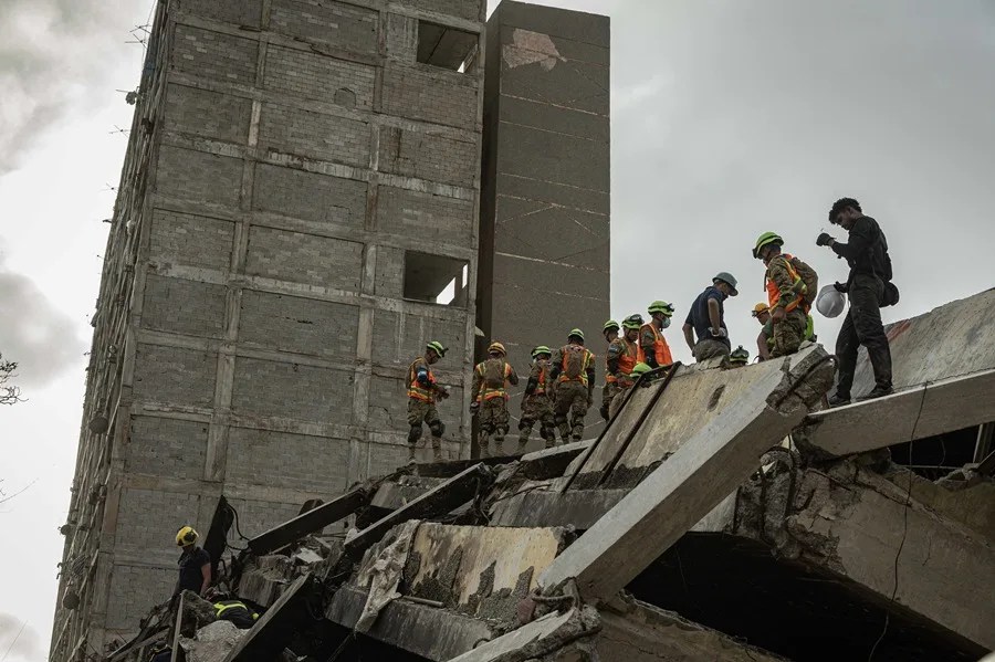Rescatistas y voluntarios buscan sobrevivientes por el doble terremoto.