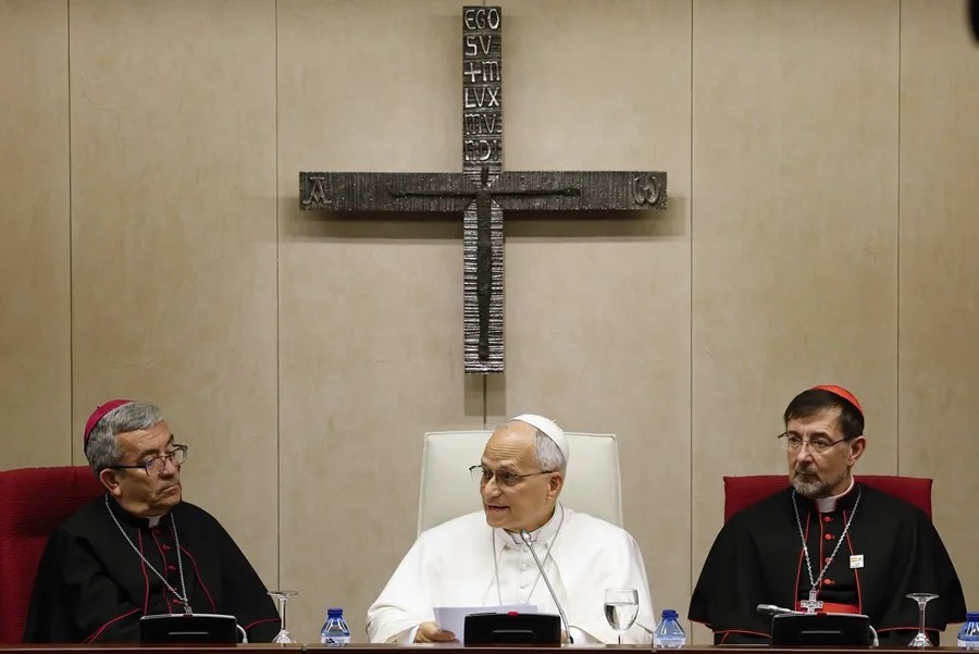 El papa León XIV (c) durante su encuentro con los obispos en la Conferencia Episcopal Española (CEE).