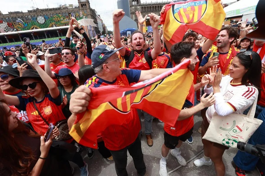 Aficionados de España celebran el triunfo de España frente a Arabia Saudí