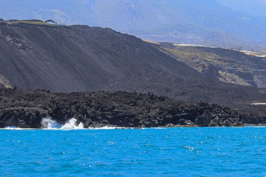 Vista de las fajanas del volcán Tajogaite desde el mar