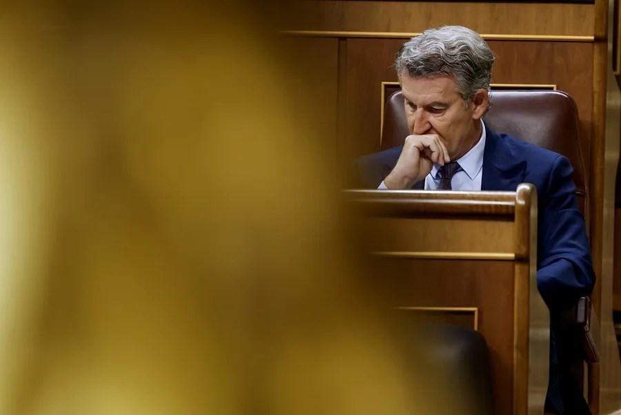 El líder del PP, Alberto Núñez Feijóo durante la sesión de control al Gobierno celebrada este miércoles