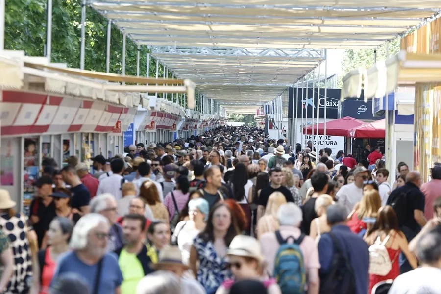 Ambiente en la Feria del Libro de Madrid