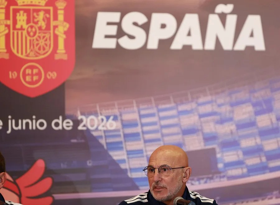El seleccionador de España Luis de la Fuente habla durante una rueda de prensa.