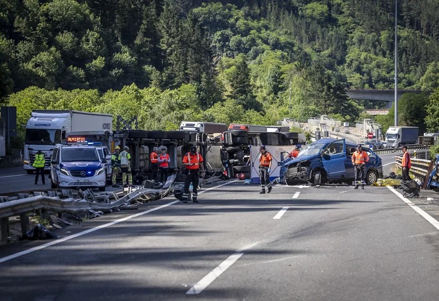 Los cinco ocupantes de una furgoneta han fallecido este miércoles en un accidente en la autopista AP-8, en Elgoibar (Gipuzkoa)