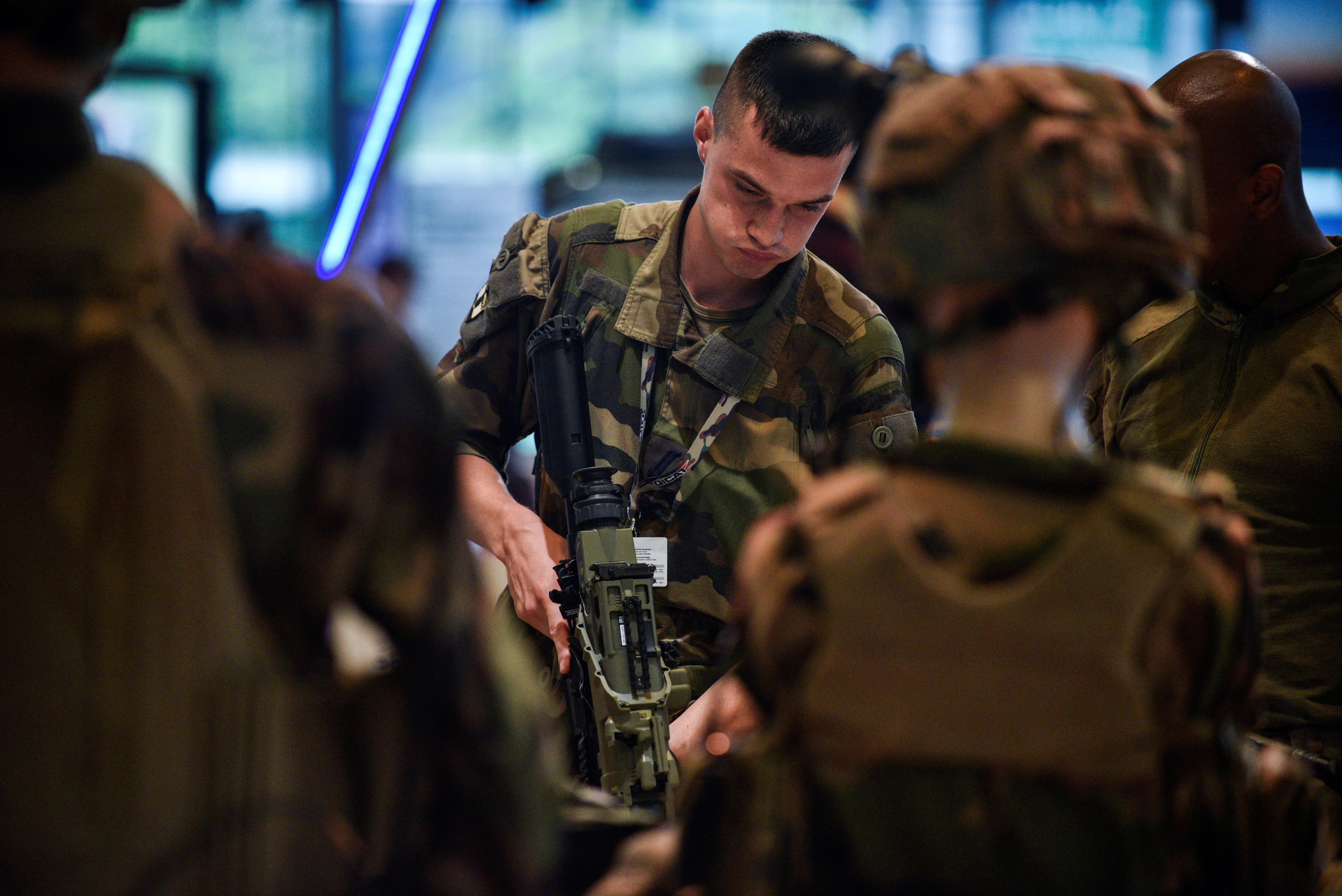 Un soldado prueba un rifle en un stand de la Feria Internacional de Defensa y Seguridad Eurosatory, en una imagen de archivo.