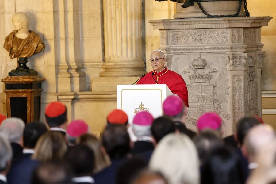El papa León XIV pronuncia un discurso en el Salón de las Columnas durante el acto de bienvenida oficial al Sumo Pontífice que tiene lugar este sábado en el Palacio Real.