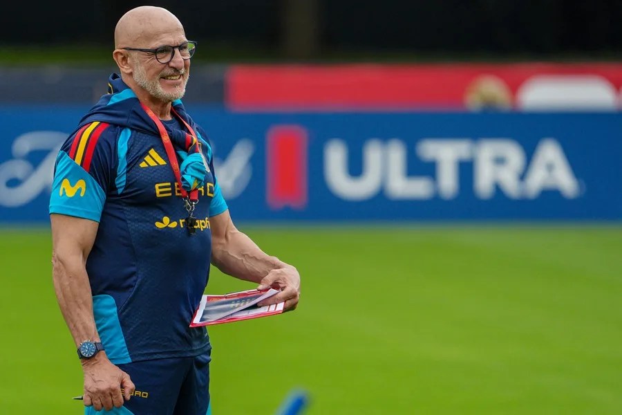 El seleccionador español, Luis de la Fuente, dirige una sesión de entrenamiento en Chattanooga