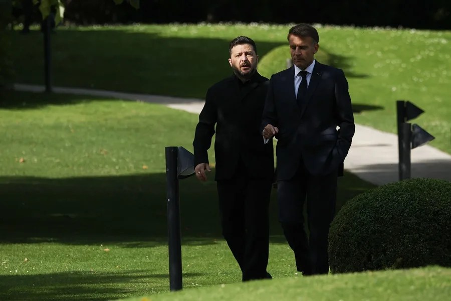 El presidente francés Emmanuel Macron (derecha) da la bienvenida al presidente ucraniano Volodymyr Zelenskyy en el Hotel Royal durante la Cumbre del G7