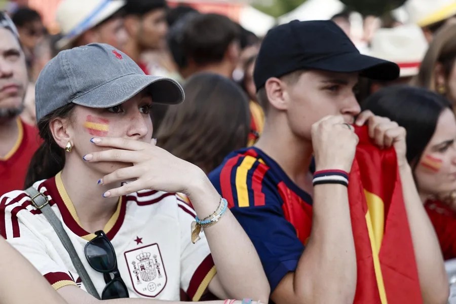 Aficionados siguen a la selección española desde la Fanzone instalada en la madrileña Plaza de Colón