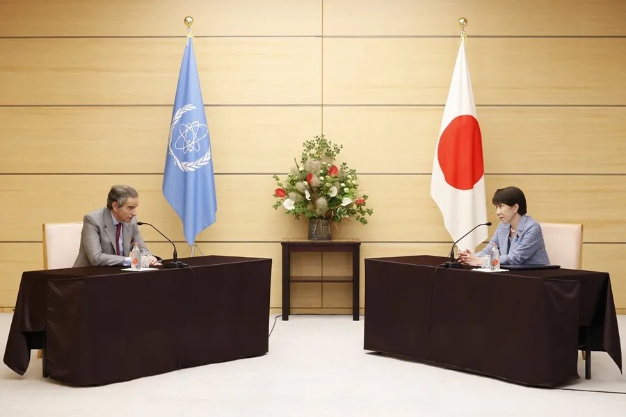 Rafael Mariano Grossi (izq.), director general del Organismo Internacional de Energía Atómica (OIEA), conversa con la primera ministra de Japón, Sanae Takaichi (der.),