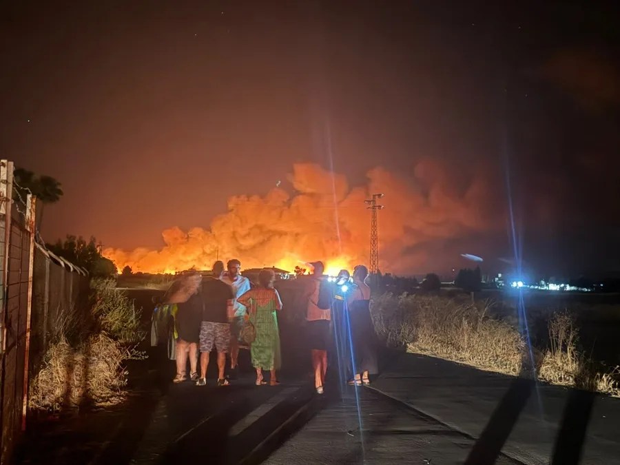 La Unidad Militar de Emergencia (Huelva) se ha sumado esta madrugada a los trabajos de extinción del incendio forestal