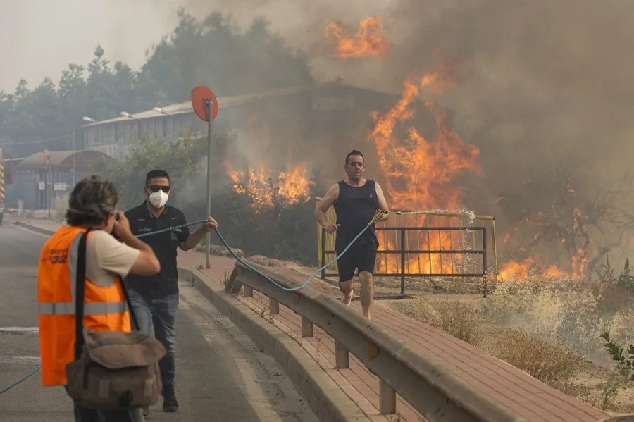 Incendio forestal en la pedanía de Garres y Lages en el parque regional murciano de El Valle-Carrascoy.