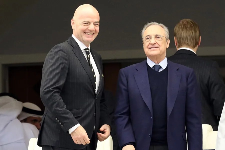 Gianni Infantino (i) y Florentino Pérez.