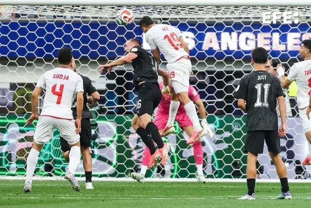 El defensa iraní Ali Nemati (C) dispara a puerta en la primera parte del partido de la fase de grupos de la Copa Mundial de la FIFA 2026 entre Irán y Nueva Zelanda