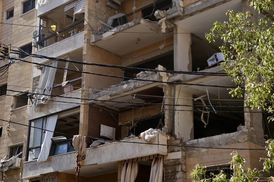 Estado de un edificio tras un ataque aéreo de Israel en Beirut, Líbano.