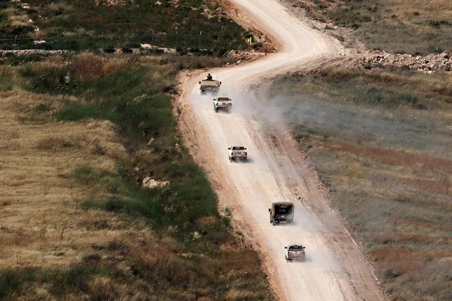 Un convoy de vehículos militares israelíes realiza maniobras en el sur del Líbano