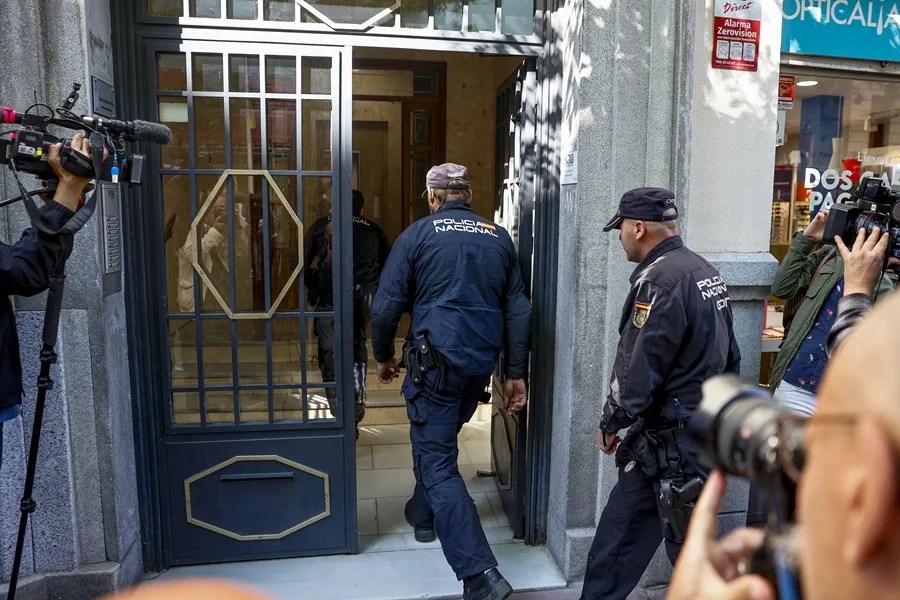 Investigadores de la Policía Nacional en la oficina del expresidente del Gobierno José Luis Rodríguez Zapatero.
