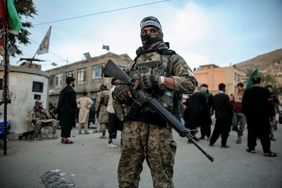 Miembros de las fuerzas de seguridad talibanes vigilan