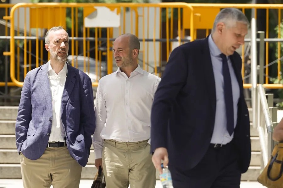 El exsecretario de Estado de Seguridad Francisco Martínez (i) sale de la Audiencia Nacional