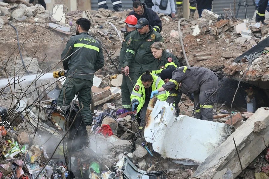 Los equipos de rescate trabajan en el lugar del derrumbe del edificio residencial en Trípoli