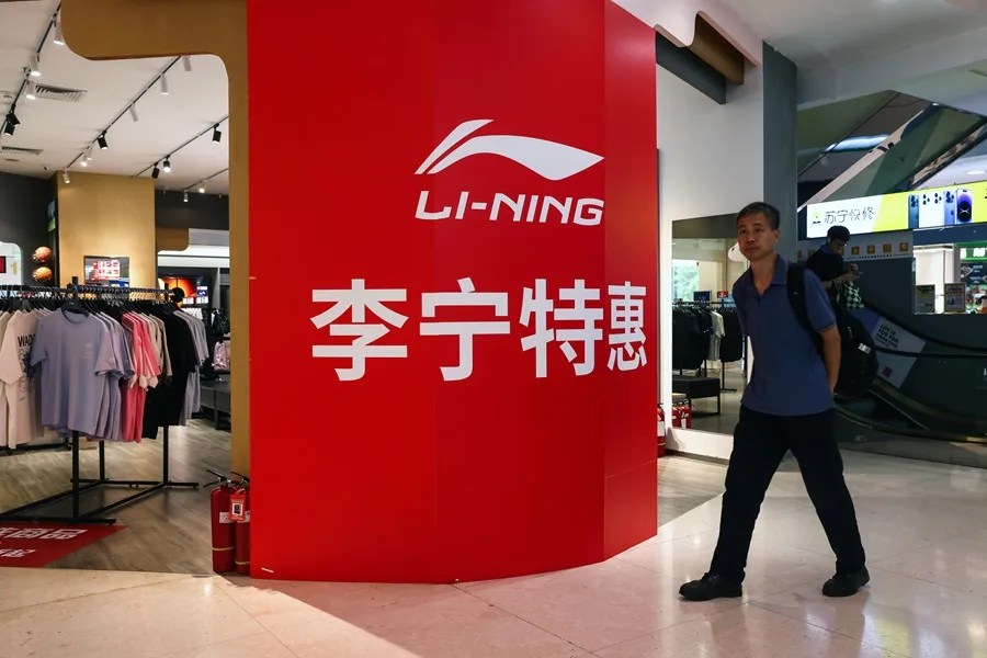 n hombre pasa frente a una tienda Li Ning 