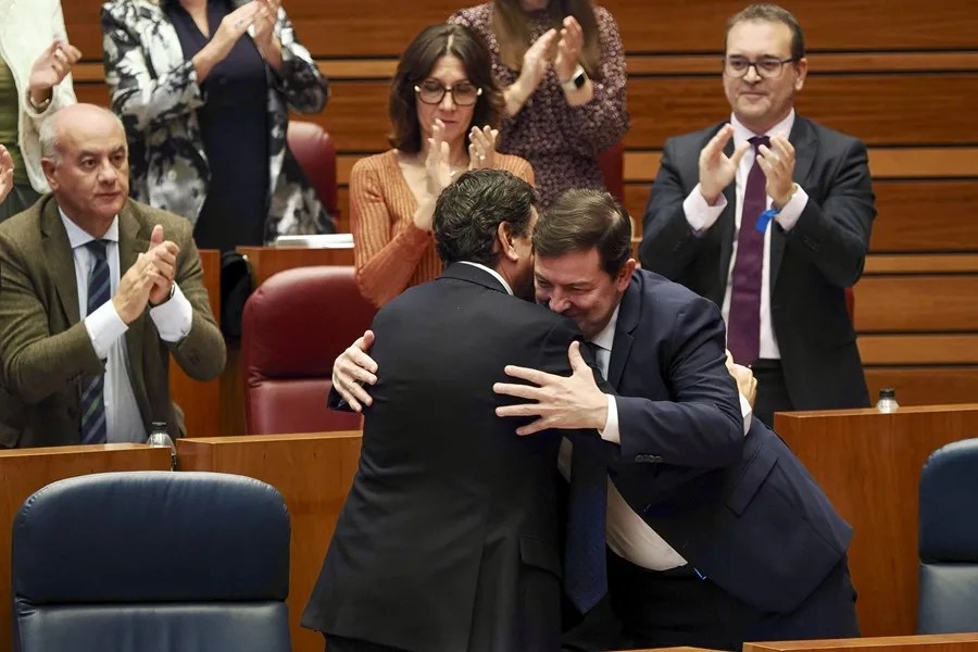 Alfonso Fernández Mañueco (d), en una imagen de archivo.