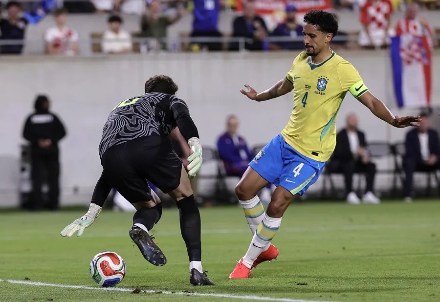 Marquinhos (d)