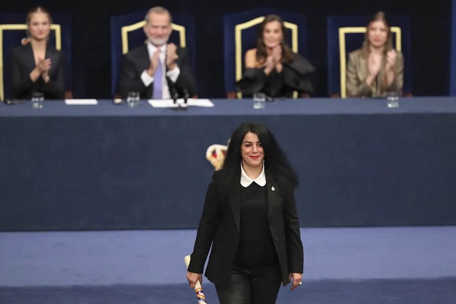 La pintora y directora iraní Marjane Satrapi tras recibir el premio Princesa de Asturias de Comunicación y Humanidades.