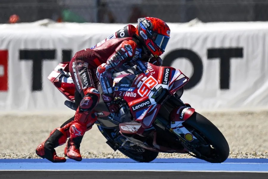 El piloto español Marc Márquez, del equipo Ducati Lenovo, levanta su motocicleta durante la sesión de clasificación