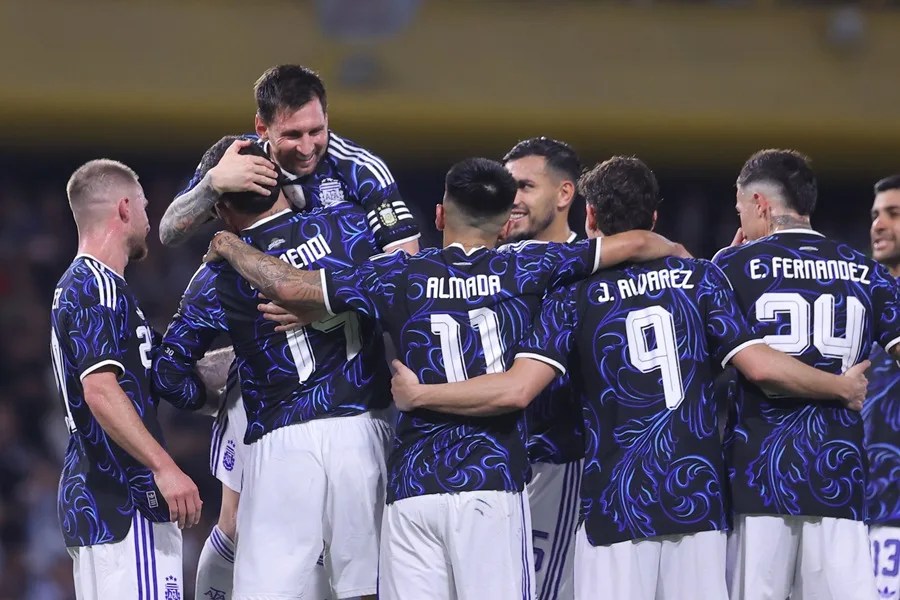 Lionel Messi (i-arriba) de Argentina celebra un gol.