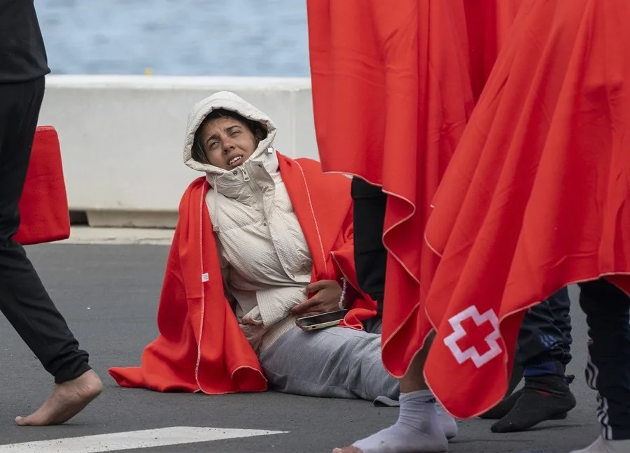 Rescate de migrantes que viajaban en una neumática.