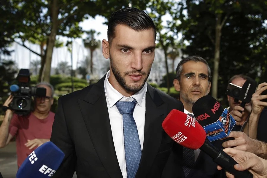 El futbolista Rafa Mir a su llegada a la Ciudad de la Justicia de Valencia.