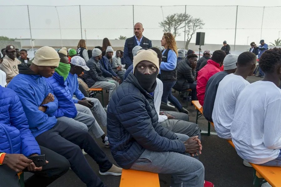 Varios migrantes del centro de primera acogida de Las Raíces