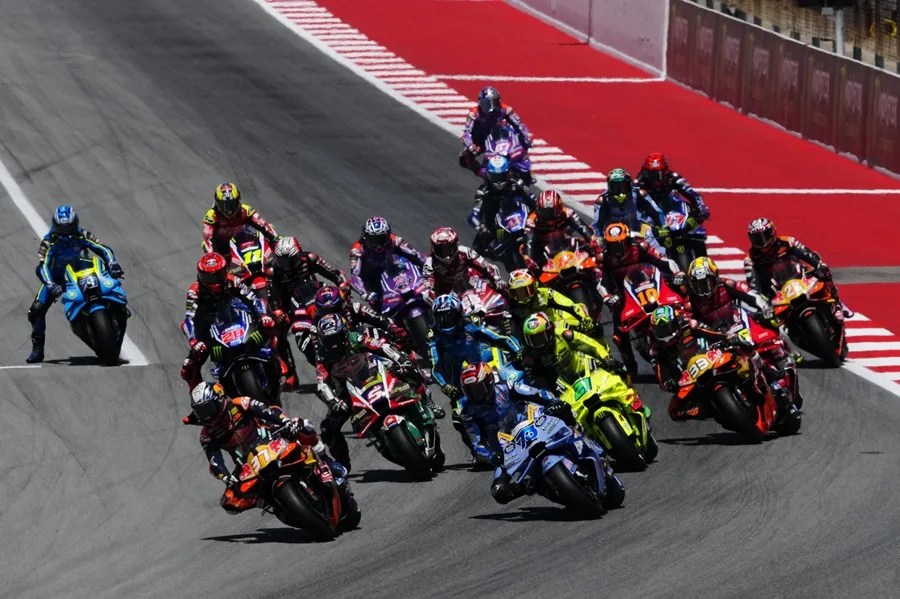 El piloto español de MotoGP Pedro Acosta, Red Bull KTM Factory Racing, lidera el esprint durante los entrenamientos libres