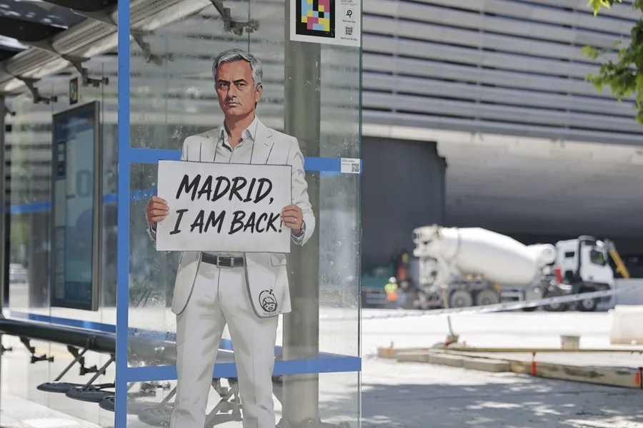 Una figura de José Mourinho, en una marquesina de autobuses