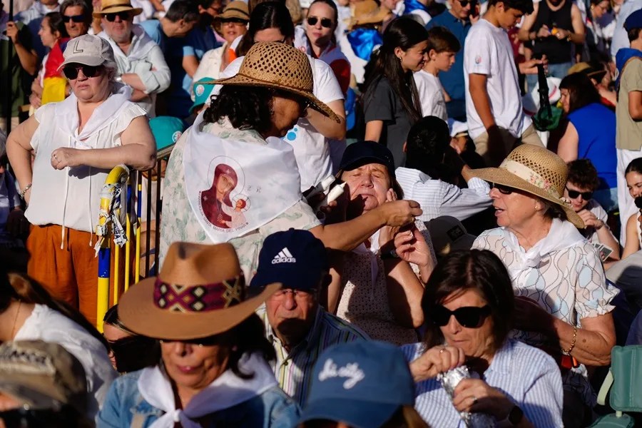 Numerosas personas esperan desde primera hora de la mañana en las inmediaciones de Cibeles, antes de que el papa León XIV presida la misa de Corpus Christi, este domingo en Madrid. 