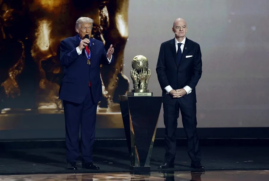El presidente de Estados Unidos, Donald Trump (izq.), recibe el Premio de la Paz de la FIFA de manos del presidente de la FIFA, Giovanni Infantino, durante el sorteo final de la Copa Mundial de la FIFA 2026