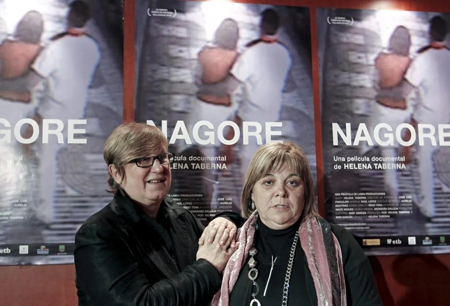 Helena Taberna (i), directora del documental "Nagore" y Asun Casasola, la madre de Nagore Laffage, la joven asesinada durante los sanfermines de 2008, al termino de la rueda de prensa que ofrecieron hoy en la capital navarra donde mañana tendrá lugar el estreno del documental que gira en torno a la violenta muerte de su hija.