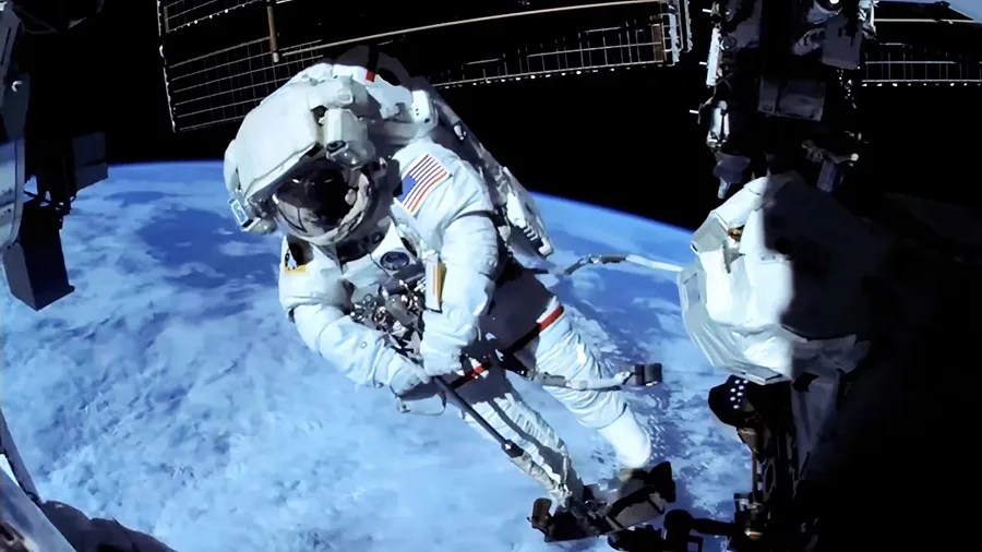 Astronautas de la NASA reparan un brazo robótico de la EEI en caminata espacial de 7 horas
