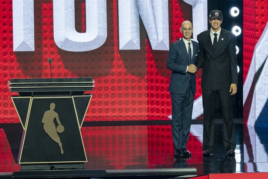 Karim López (d) posa junto al comisionado de la NBA, Adam Silver, durante el draft de la NBA este martes, en Nueva York (Estados Unidos). 
