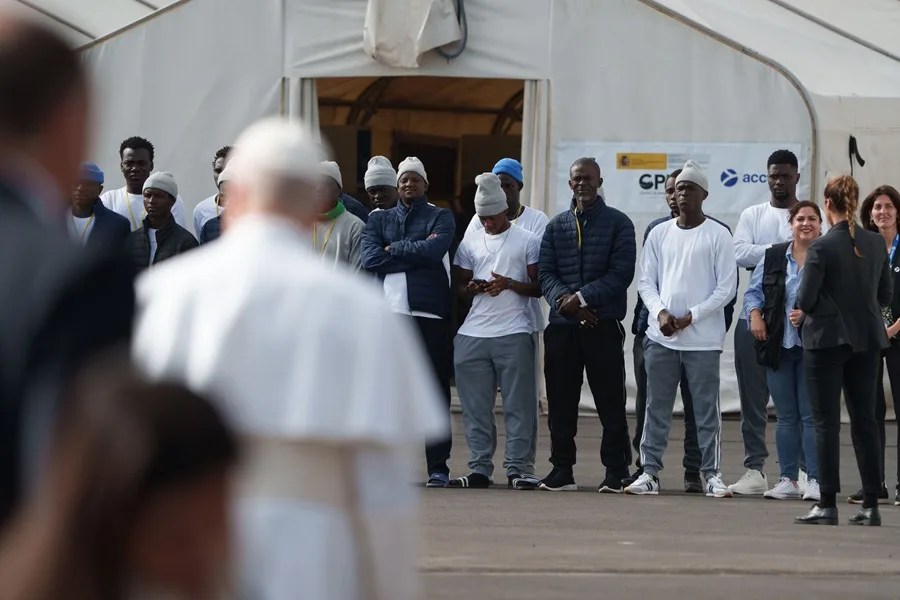 El papa León XIV durante su visita este viernes al centro de primera acogida 'Las Raíces' de Tenerife.