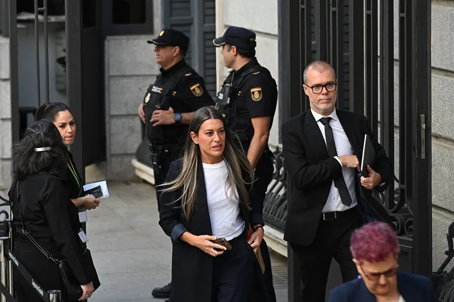 Los diputados de Junts per Catalunya, Míriam Nogueras (c) y Josep Maria Cruset Domènech (d) a su llegada al Congreso
