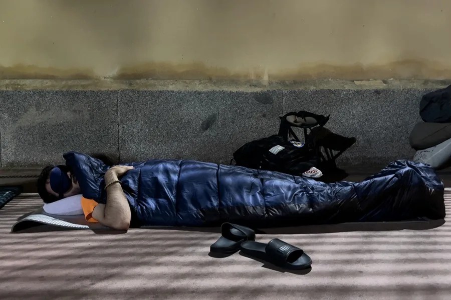 Un peregrino duerme en el instituto público Jaime Vera para asistir a la misa que oficiará el papa León XIV